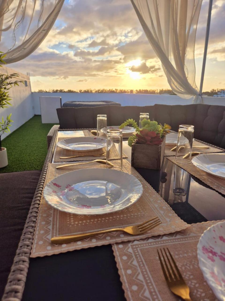 Skyview Apartment- Rooftop Penthouse With Sunset & Sea Views Flic en Flac Luaran gambar